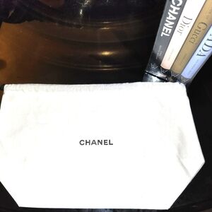 NWOT Medium Chanel dustbag